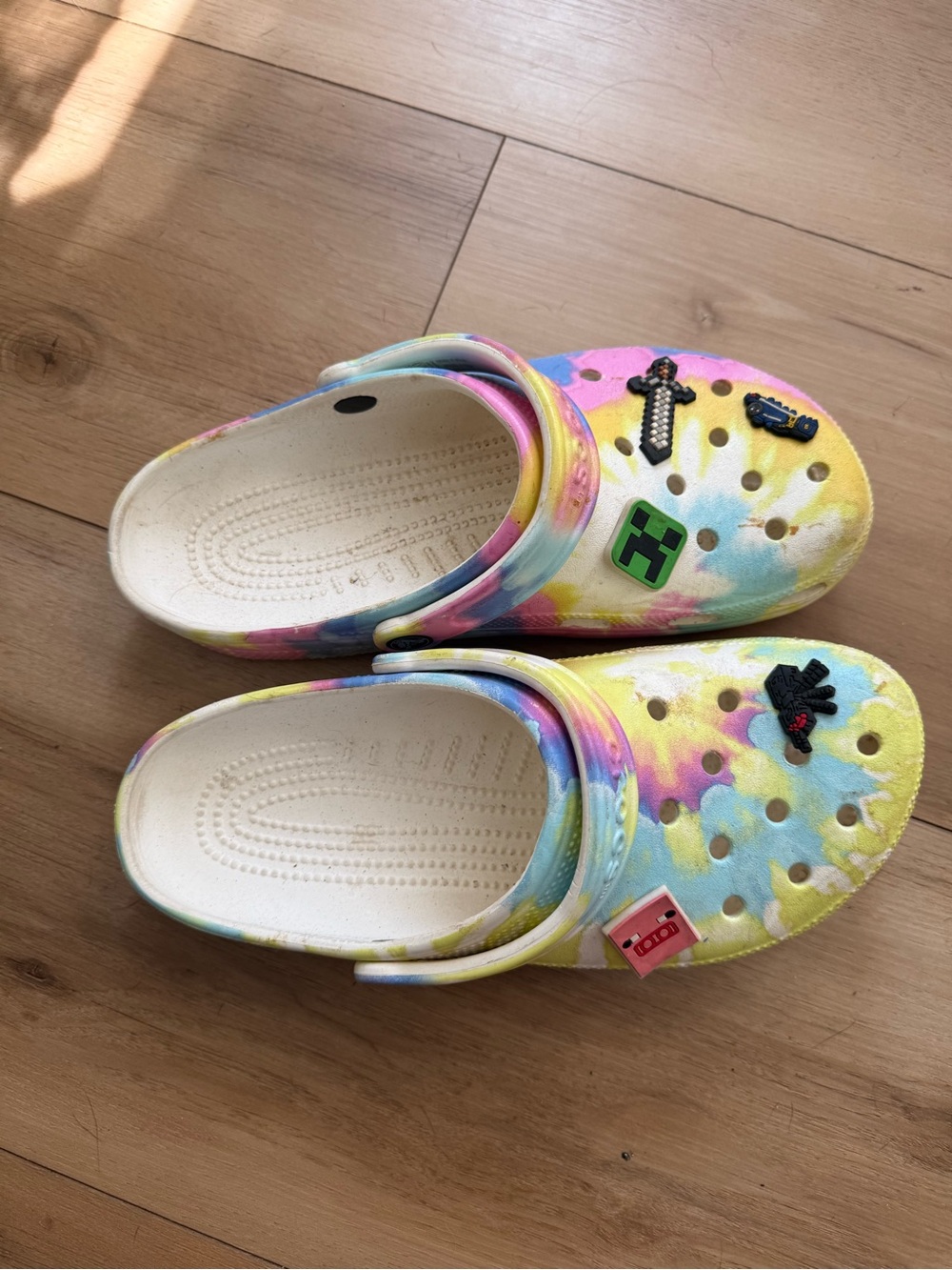 Tie-Dye Crocs Shoes with Charms - Yellow & pink mens 8 women’s 10